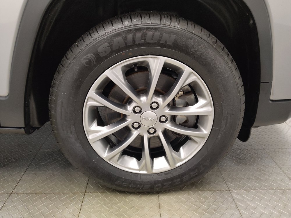 Used 2020 Jeep Cherokee Latitude Plus w/ Comfort/Convenience Group AWD/4WD image 31