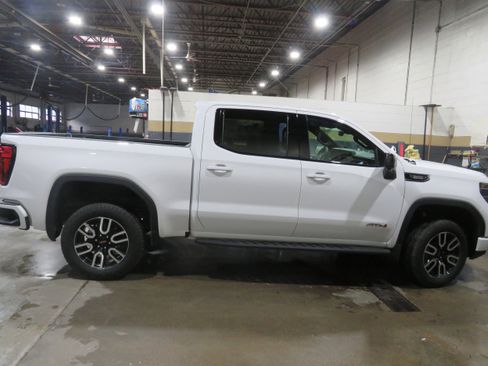 Used 2025 GMC Sierra 1500 AT4 w/ AT4 Premium Package AWD/4WD image 7