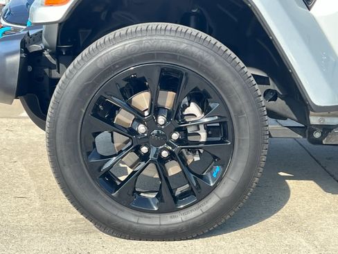 Used 2023 Jeep Wrangler Sahara image 27