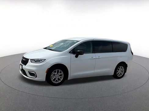 Used 2024 Chrysler Pacifica Touring-L image 8