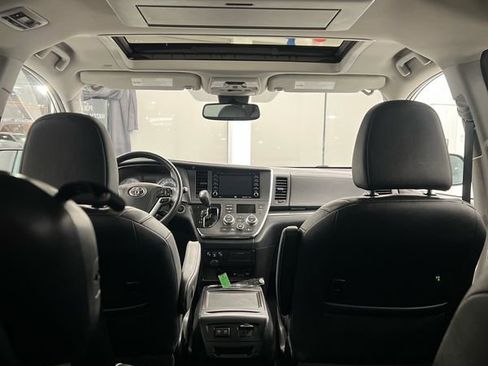 Used 2019 Toyota Sienna SE Premium w/ Carpet Mat Package image 19