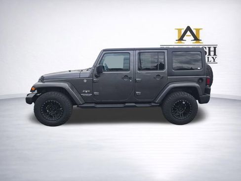 Used 2017 Jeep Wrangler Unlimited Sahara AWD/4WD image 4
