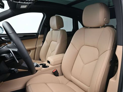 Certified 2026 Porsche Macan AWD/4WD image 5