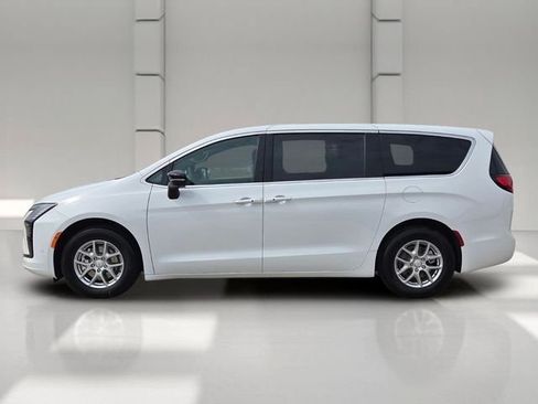 Certified 2027 Chrysler Pacifica Select FWD image 2