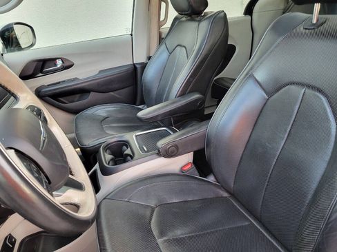 Used 2020 Chrysler Pacifica Limited FWD image 18