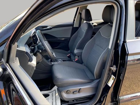 Used 2024 Volkswagen Taos SE w/ Panoramic Sunroof Package FWD image 8