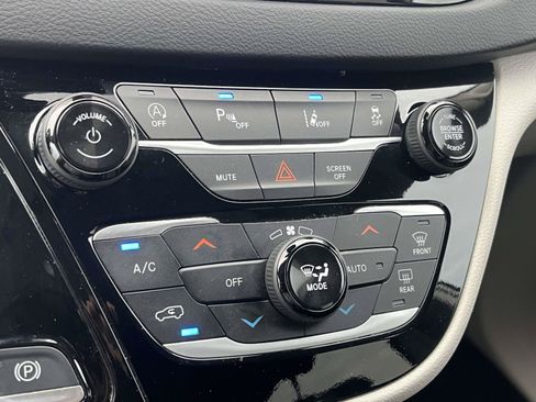 Used 2023 Chrysler Pacifica Touring-L FWD image 31