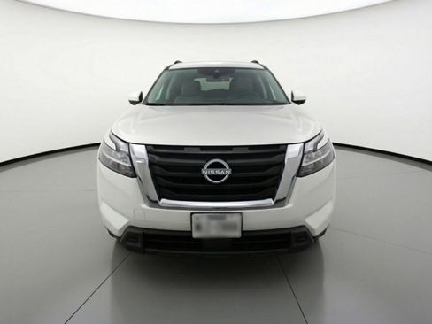 Used 2025 Nissan Pathfinder SV image 2