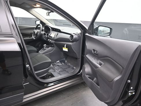 Certified 2025 Nissan Kicks Play S image 9