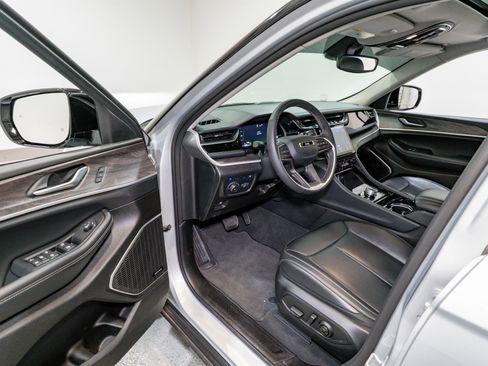 Used 2023 Jeep Grand Cherokee 4WD 4xe image 12