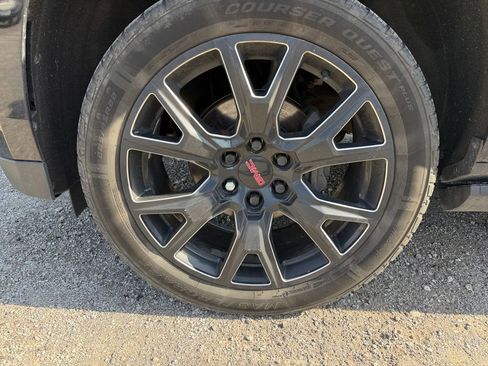 Used 2021 GMC Yukon Denali w/ Denali Premium Package image 18