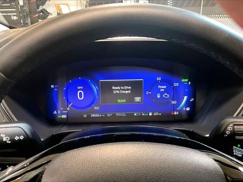 Used 2022 Ford Escape Titanium FWD image 25