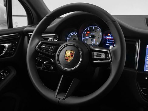 Used 2025 Porsche Macan image 28