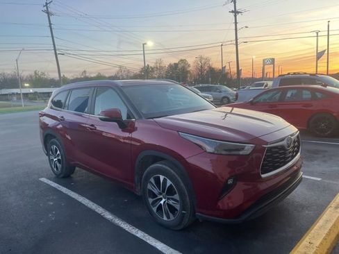 Used 2023 Toyota Highlander XLE image 2