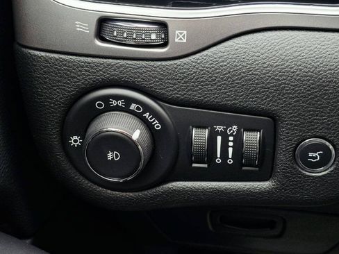 Used 2019 Jeep Cherokee Limited w/ Luxury Group AWD/4WD image 35