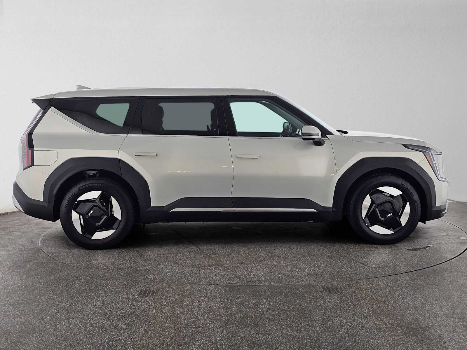 Used 2026 Kia EV9 Light RWD image 2