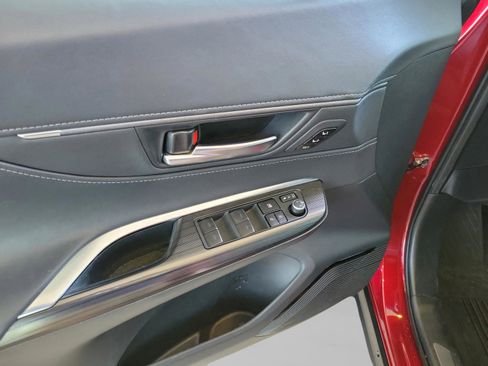 Used 2023 Toyota Venza XLE image 11