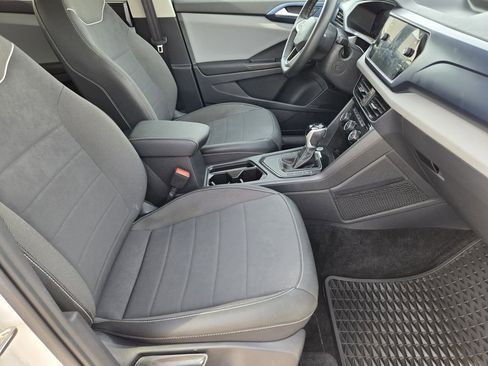 Used 2023 Volkswagen Taos SE w/ Panoramic Sunroof Package image 13