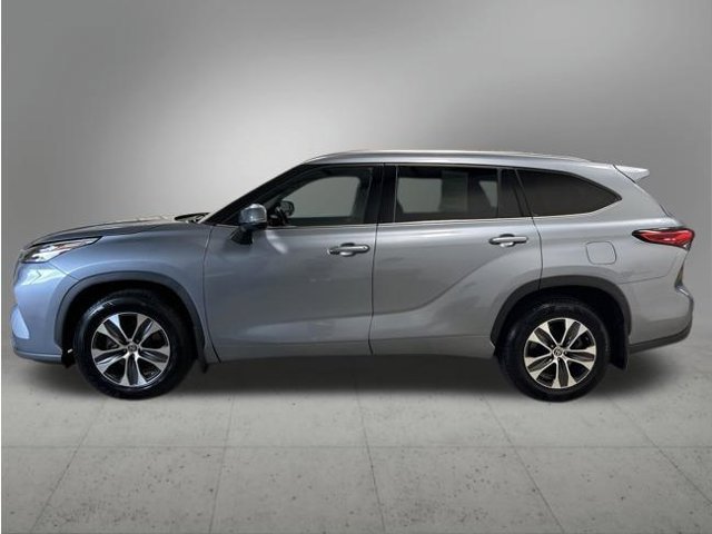 Used 2020 Toyota Highlander XLE AWD/4WD image 2