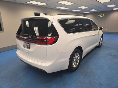 Used 2022 Chrysler Pacifica Touring-L FWD image 3