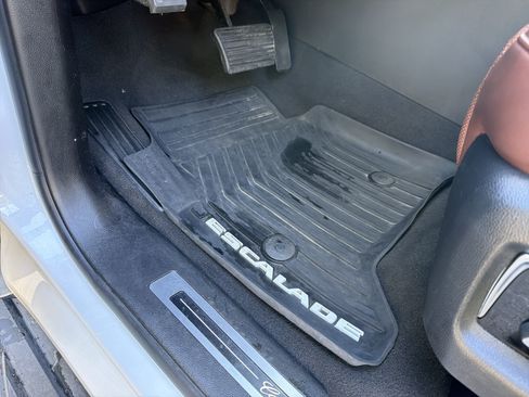 Used 2019 Cadillac Escalade ESV Luxury AWD/4WD image 15