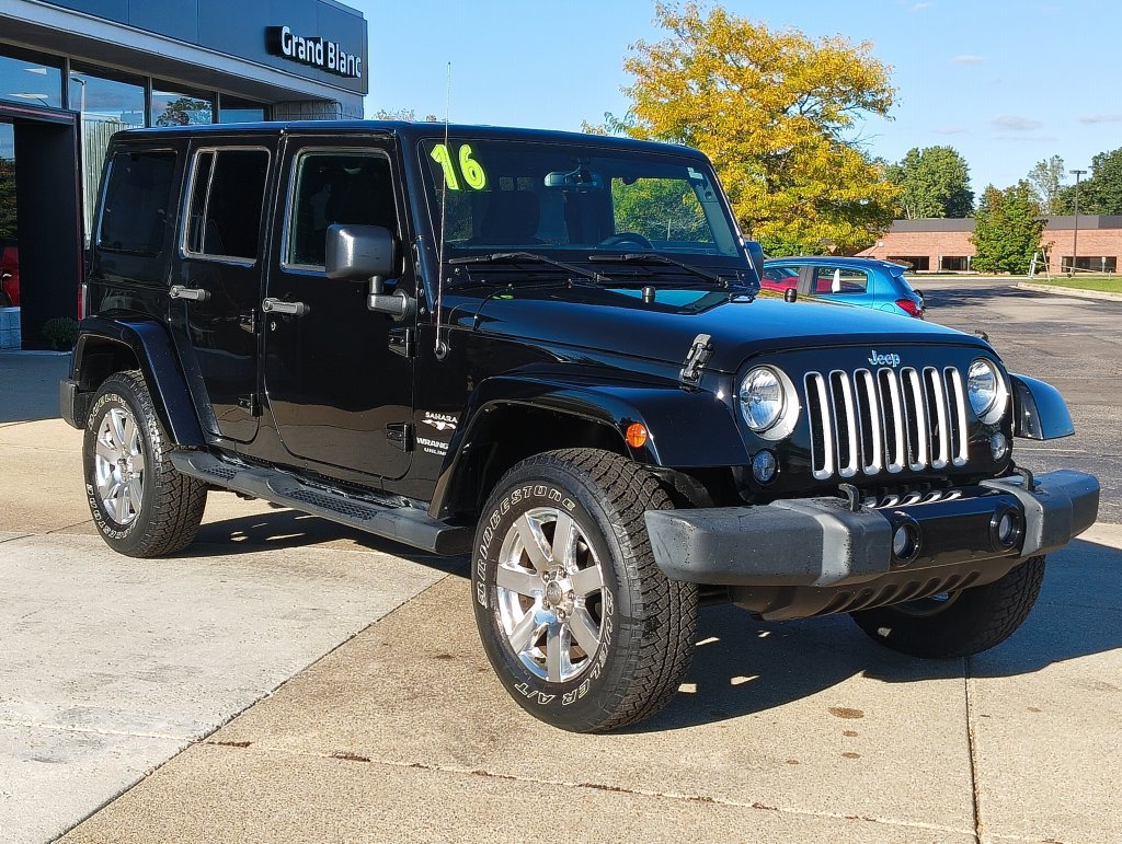 Used 2016 Jeep Wrangler Unlimited Sahara w/ Dual Top Group AWD/4WD image 3
