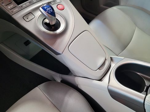 Used 2015 Toyota Prius Five image 26