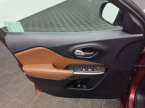 Used 2019 Jeep Cherokee Overland w/ Technology Group image 12