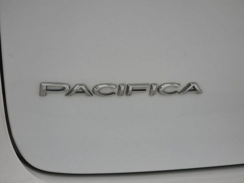 Used 2024 Chrysler Pacifica Touring-L image 52