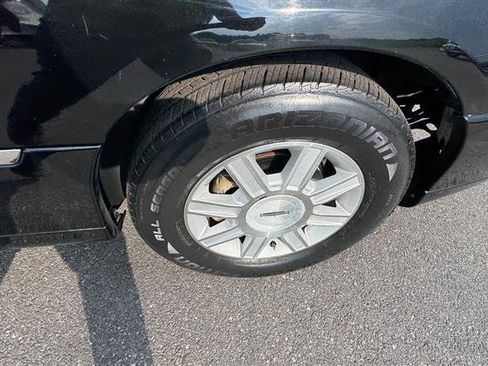 Used 2008 Lincoln Town Car Executive RWD image 30