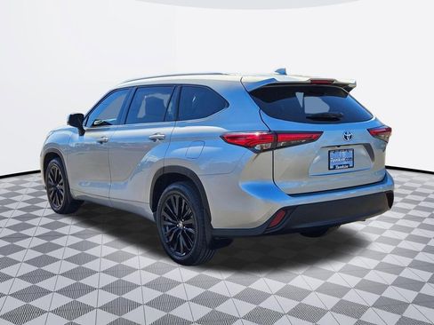 Used 2022 Toyota Highlander XLE image 4