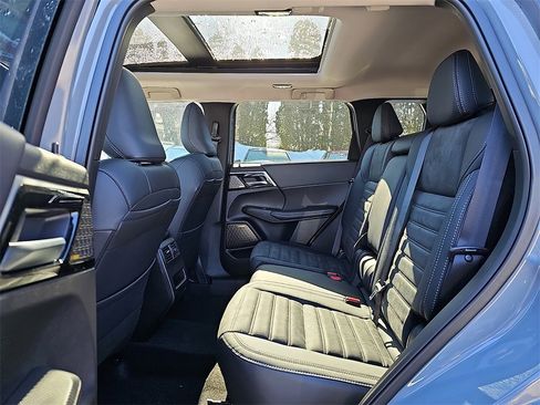 New 2026 Mitsubishi Outlander SE image 6