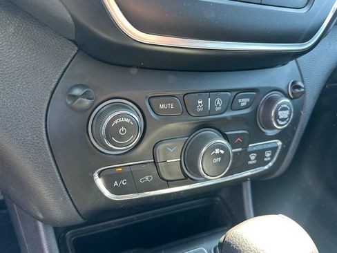 Used 2019 Jeep Cherokee Latitude w/ Popular Appearance Group AWD/4WD image 23