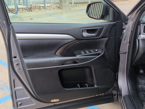 Used 2016 Toyota Highlander XLE image 12