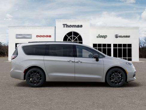 New 2026 Chrysler Pacifica Limited image 21