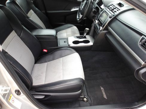 Used 2012 Toyota Camry SE FWD image 6