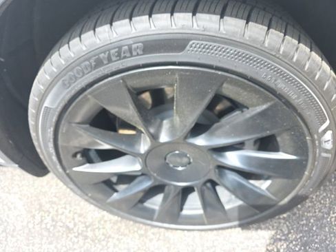 Used 2021 Tesla Model Y Long Range image 9