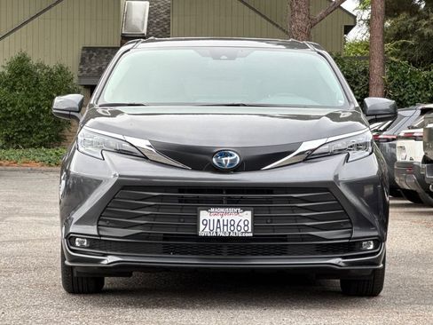 Certified 2025 Toyota Sienna XLE w/ XLE Plus Package AWD/4WD image 8