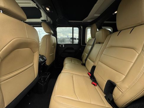 Used 2018 Jeep Wrangler Unlimited Sahara AWD/4WD image 27