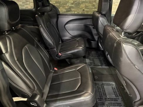Used 2025 Chrysler Pacifica Select FWD image 3
