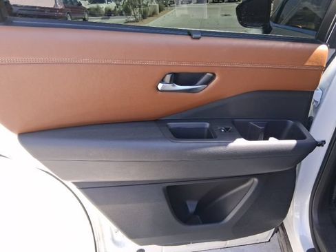 Used 2023 Nissan Pathfinder Platinum FWD image 15