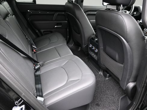 Used 2025 Land Rover Defender 110 X-Dynamic SE AWD/4WD image 8