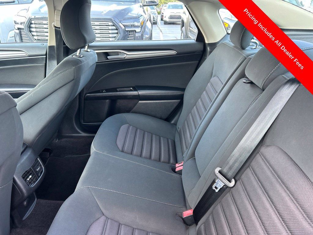 Used 2017 Ford Fusion SE FWD image 11