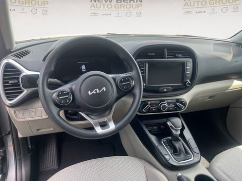 Used 2025 Kia Soul LX w/ LX Technology Package FWD image 10
