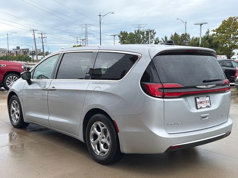 Used 2024 Chrysler Pacifica Limited FWD image 6