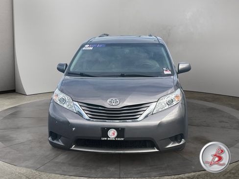 Used 2017 Toyota Sienna LE FWD image 2