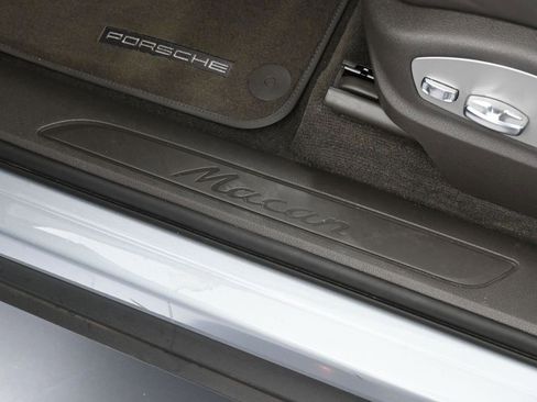 Certified 2022 Porsche Macan image 16