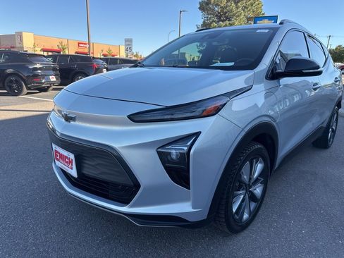 Used 2022 Chevrolet Bolt EUV LT w/ Convenience Package image 6