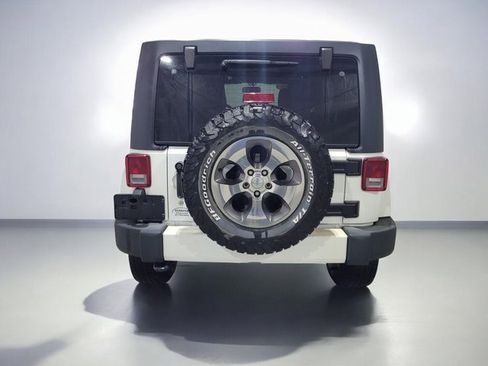 Used 2016 Jeep Wrangler Unlimited Sahara w/ Dual Top Group image 19