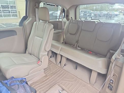 Used 2016 Chrysler Town & Country Touring w/ Driver Convenience Group image 8